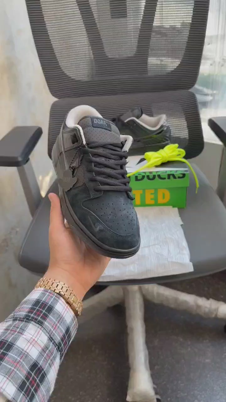 NIKE SB DUNK LOW "DUCK OF THE FEATHER BLACK UNIVERSITY"