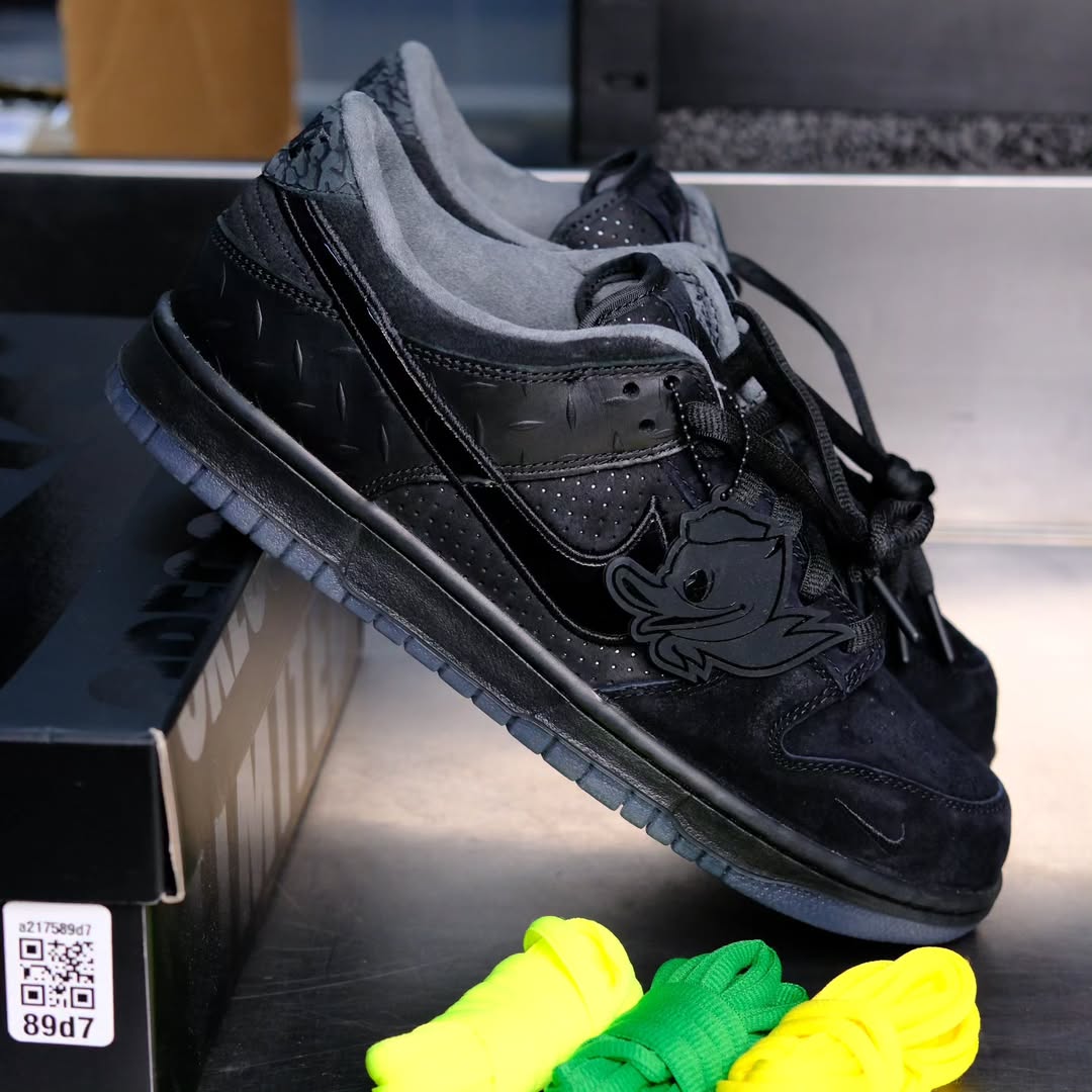 NIKE SB DUNK LOW "DUCK OF THE FEATHER BLACK UNIVERSITY"