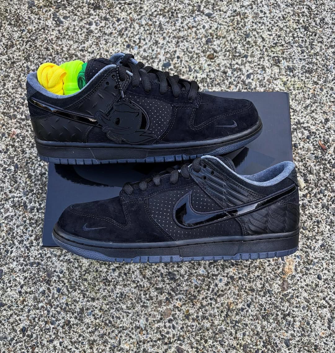 NIKE SB DUNK LOW "DUCK OF THE FEATHER BLACK UNIVERSITY"