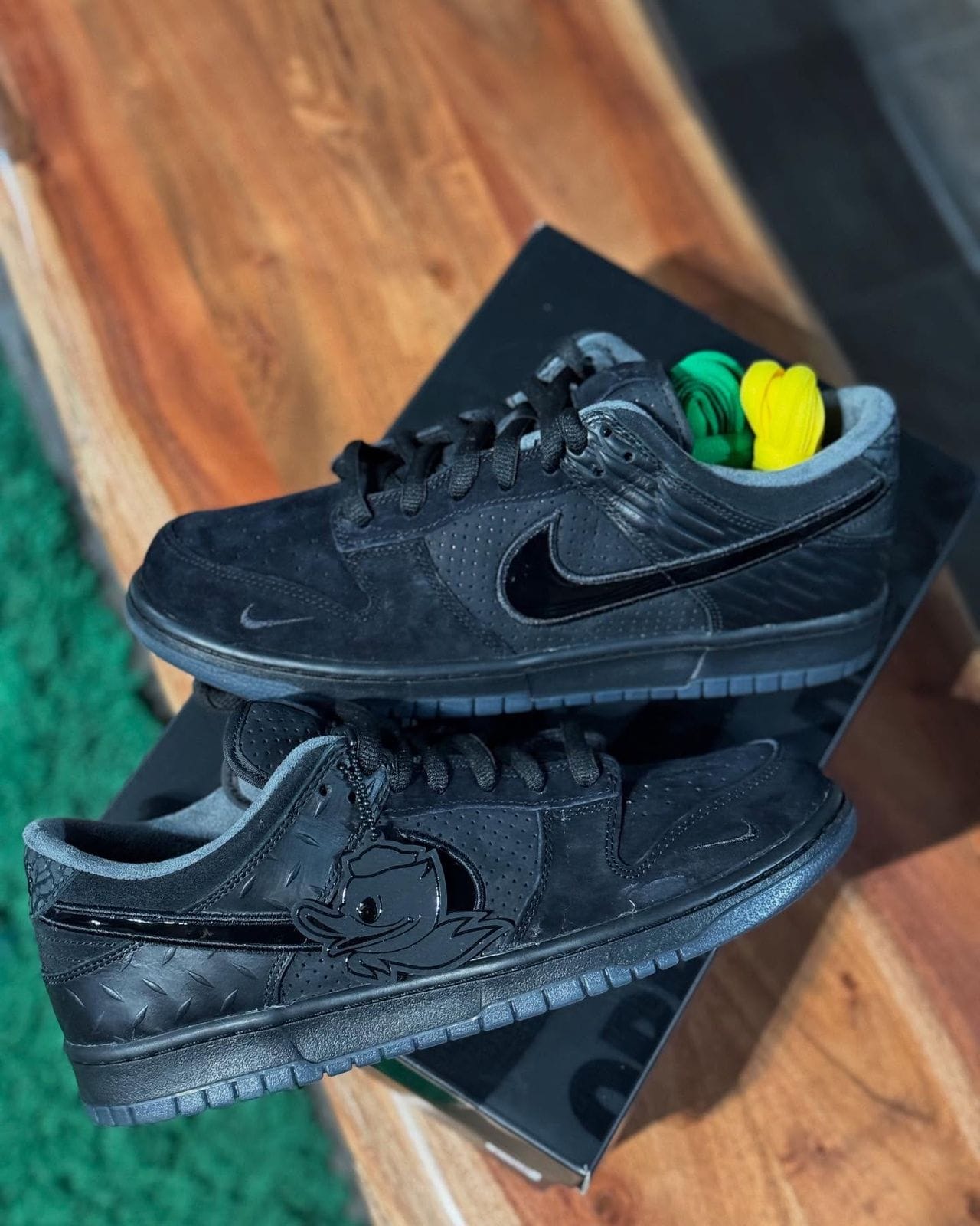NIKE SB DUNK LOW "DUCK OF THE FEATHER BLACK UNIVERSITY"